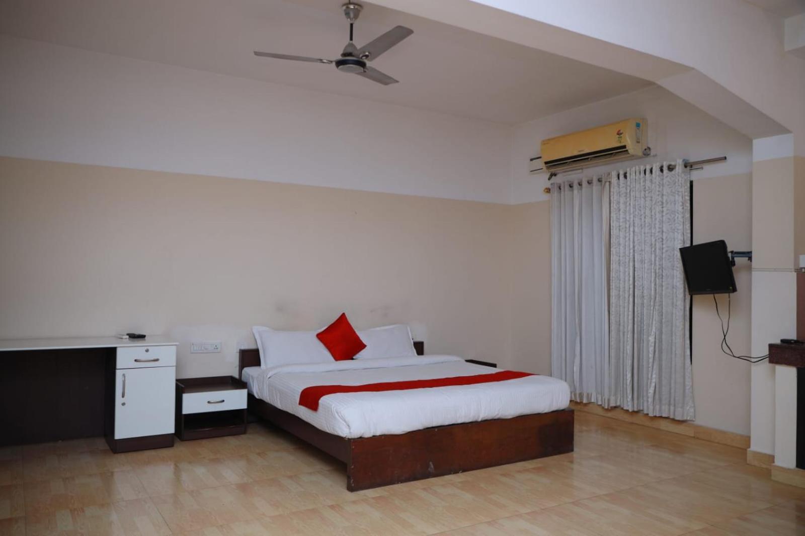 Hotel Tayas Trippapur Esterno foto