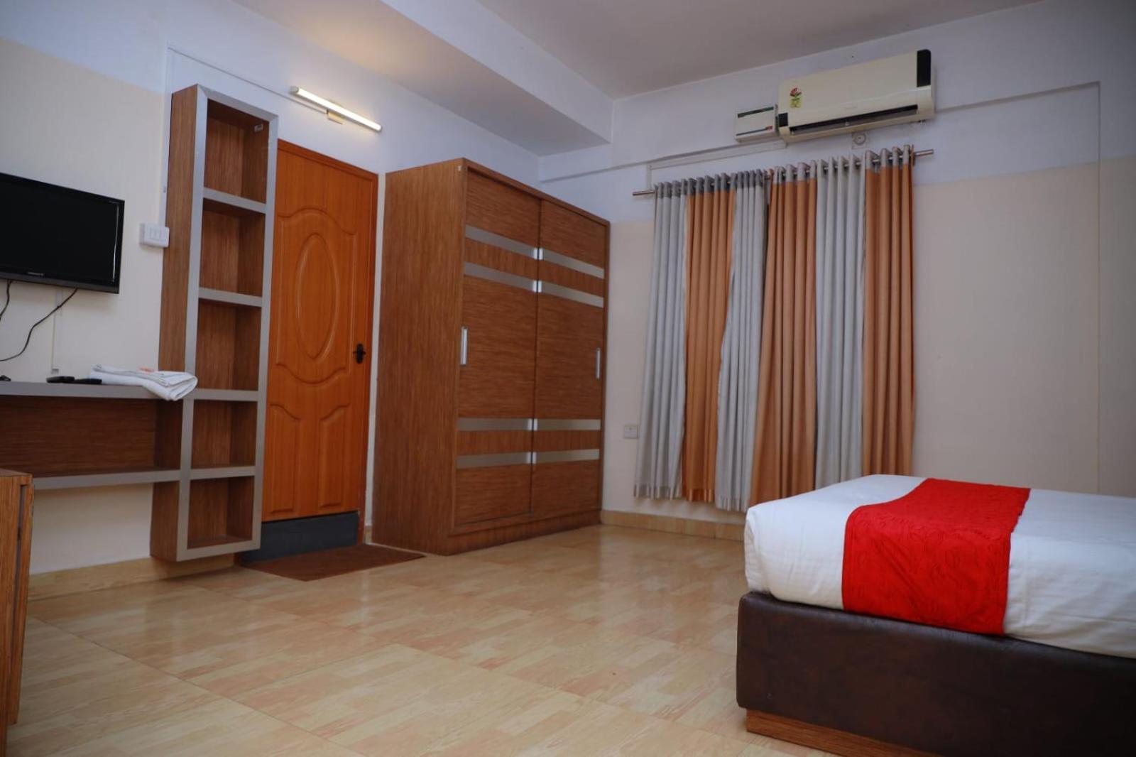 Hotel Tayas Trippapur Esterno foto