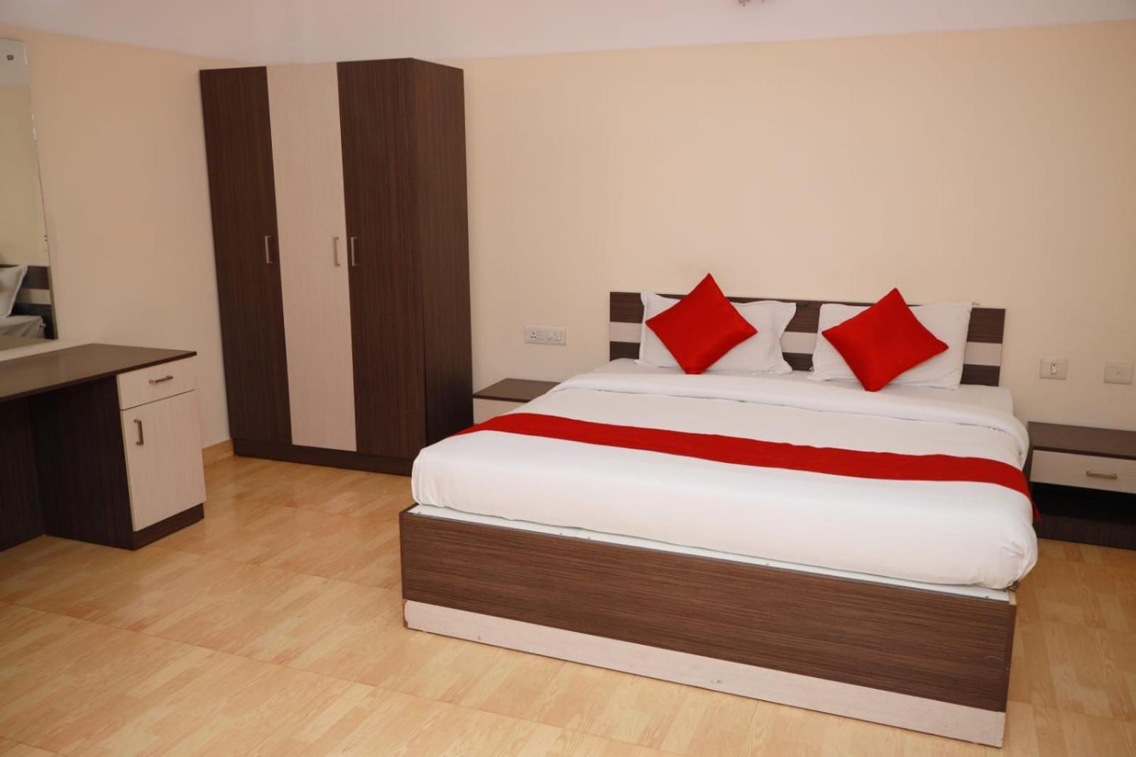 Hotel Tayas Trippapur Esterno foto