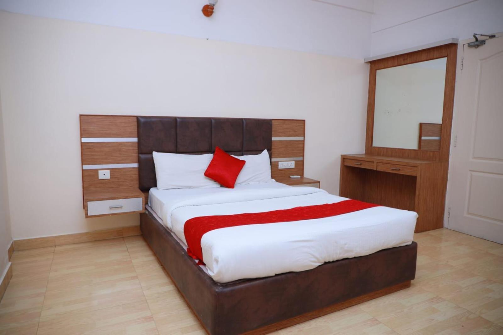 Hotel Tayas Trippapur Esterno foto