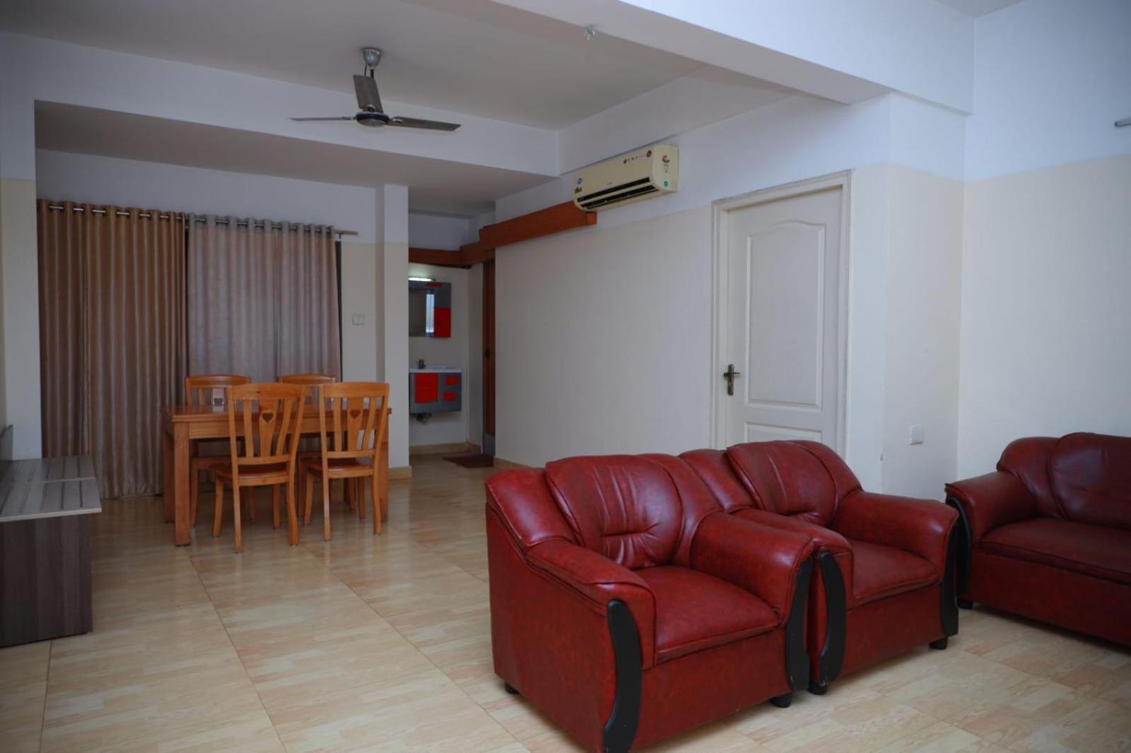 Hotel Tayas Trippapur Esterno foto